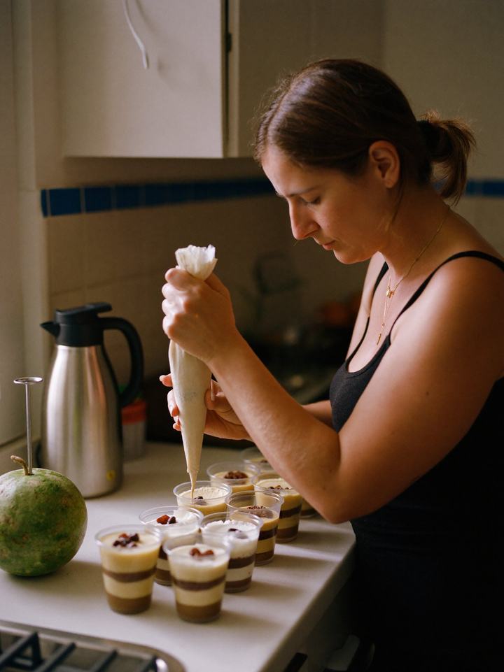 Armando los postres en vaso en la cocina