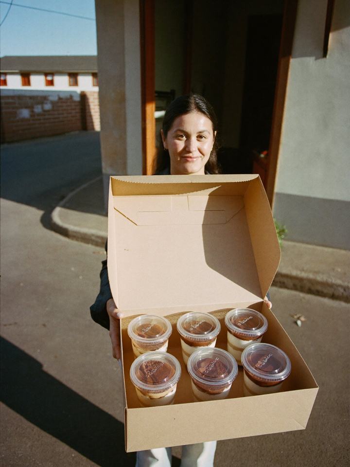 Entregando el pedido de postres en vaso